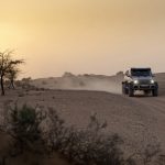Mercedes G63 AMG 6x6 fährt durch die Wüste