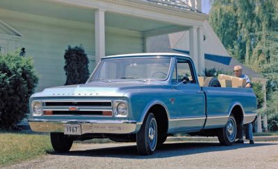 Blauer Chevrolet C10 (1967) beim beladen