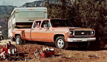 1973 Chevy C30 one-ton Dually mit Trailer
