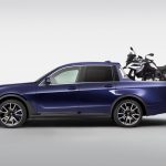BMW X7 Pick-up mit Motorrad auf der Pritsche