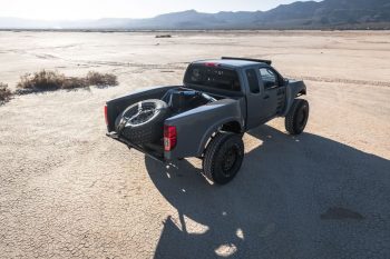 Nissan Frontier Desert Runner mit kundenspezifische Custom-Reifenträger